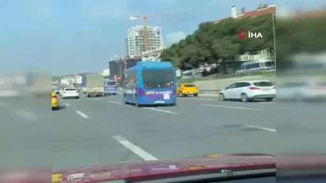Kadıköy'de trafikte makas atan minibüs şoförüne bin 483 TL ceza Kadıköy'de trafikte makas atan minibüs şoförüne bin 483 TL ceza
