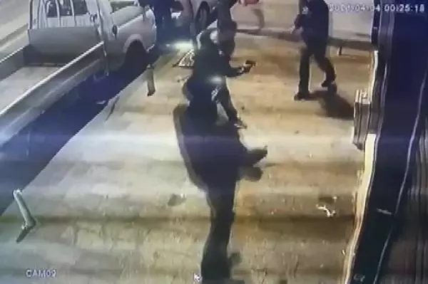 KAĞITHANE'DE SİLAHLI SALDIRI 1 AĞIR YARALI KAĞITHANE'DE SİLAHLI SALDIRI 1 AĞIR YARALI