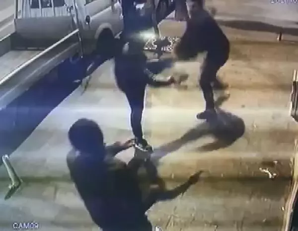 KAĞITHANE'DE SİLAHLI SALDIRI 1 AĞIR YARALI KAĞITHANE'DE SİLAHLI SALDIRI 1 AĞIR YARALI