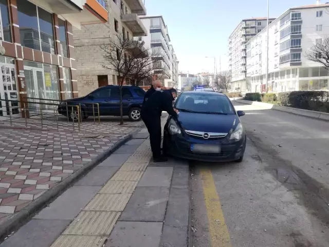 Kahramankazan'da zabıtadan kaldırımları işgal eden araçlara savaş Kahramankazan'da zabıtadan kaldırımları işgal eden araçlara savaş