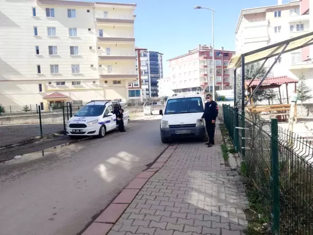 Kahramankazan'da zabıtadan kaldırımları işgal eden araçlara savaş Kahramankazan'da zabıtadan kaldırımları işgal eden araçlara savaş