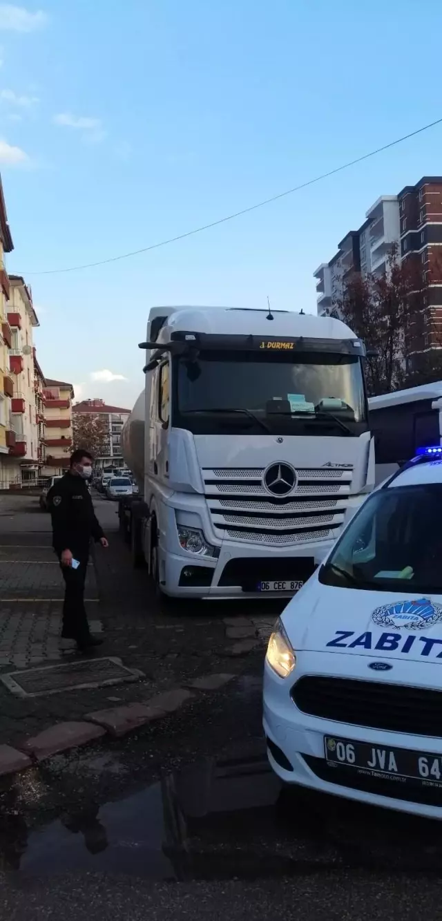 Kahramankazan'da zabıtadan kaldırımları işgal eden araçlara savaş Kahramankazan'da zabıtadan kaldırımları işgal eden araçlara savaş