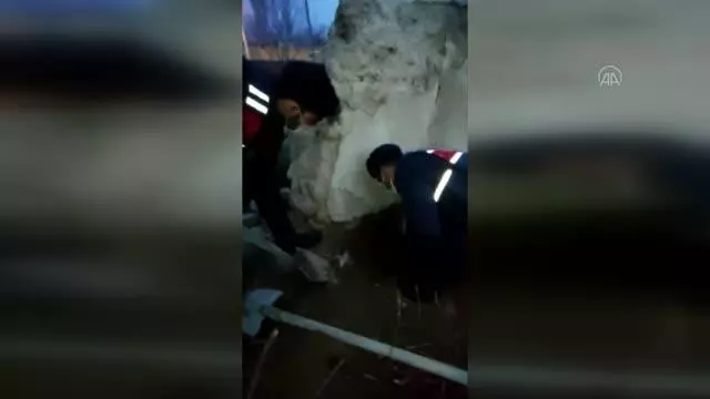 KAHRAMANMARAŞ - Hırsızlık zanlıları, çaldıkları sigara ve çikolataları cami bahçesine gömdü KAHRAMANMARAŞ - Hırsızlık zanlıları, çaldıkları sigara ve çikolataları cami bahçesine gömdü
