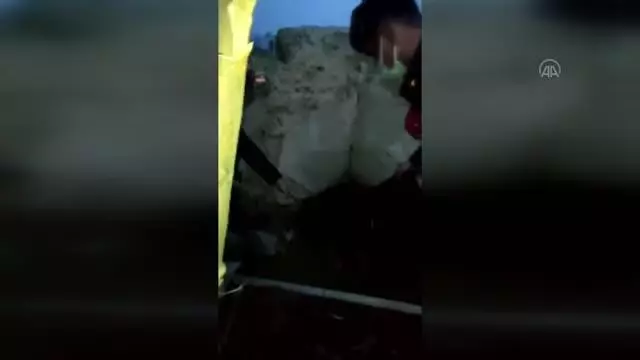 KAHRAMANMARAŞ - Hırsızlık zanlıları, çaldıkları sigara ve çikolataları cami bahçesine gömdü KAHRAMANMARAŞ - Hırsızlık zanlıları, çaldıkları sigara ve çikolataları cami bahçesine gömdü