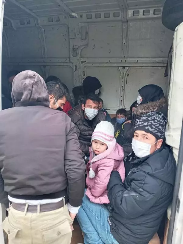 ÇANAKKALE KAPALI KASA MİNİBÜSTE 38 KAÇAK GÖÇMEN YAKALANDI ÇANAKKALE KAPALI KASA MİNİBÜSTE 38 KAÇAK GÖÇMEN YAKALANDI