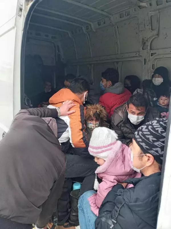 ÇANAKKALE KAPALI KASA MİNİBÜSTE 38 KAÇAK GÖÇMEN YAKALANDI ÇANAKKALE KAPALI KASA MİNİBÜSTE 38 KAÇAK GÖÇMEN YAKALANDI