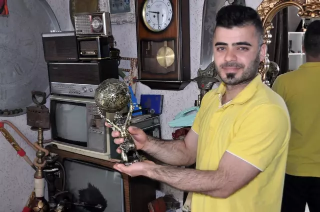 Topladığı hurda eşyaları satıp aldığı antika eşyalarla evini müzeye çevirdi Topladığı hurda eşyaları satıp aldığı antika eşyalarla evini müzeye çevirdi