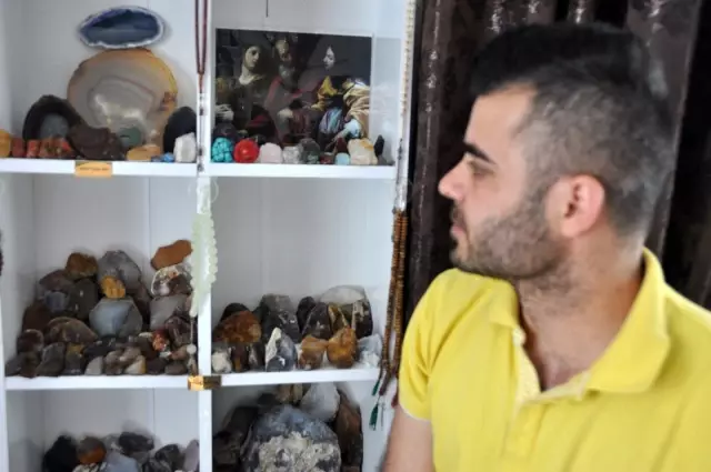 Topladığı hurda eşyaları satıp aldığı antika eşyalarla evini müzeye çevirdi Topladığı hurda eşyaları satıp aldığı antika eşyalarla evini müzeye çevirdi