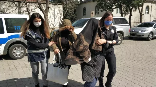 Kapısını açıp girdikleri evde ev sahibine yakalanan hırsızlar gözaltına alındı Kapısını açıp girdikleri evde ev sahibine yakalanan hırsızlar gözaltına alındı