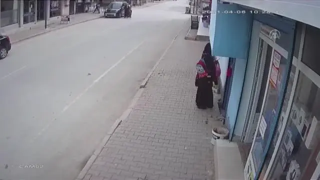 Kapkaç mağduru iki kardeşin yerde sürüklenmesi güvenlik kamerasına yansıdı Kapkaç mağduru iki kardeşin yerde sürüklenmesi güvenlik kamerasına yansıdı