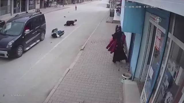 Kapkaç mağduru iki kardeşin yerde sürüklenmesi güvenlik kamerasına yansıdı Kapkaç mağduru iki kardeşin yerde sürüklenmesi güvenlik kamerasına yansıdı
