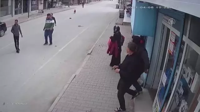 Kapkaç mağduru iki kardeşin yerde sürüklenmesi güvenlik kamerasına yansıdı Kapkaç mağduru iki kardeşin yerde sürüklenmesi güvenlik kamerasına yansıdı