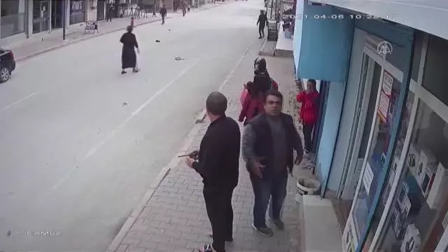 Kapkaç mağduru iki kardeşin yerde sürüklenmesi güvenlik kamerasına yansıdı Kapkaç mağduru iki kardeşin yerde sürüklenmesi güvenlik kamerasına yansıdı