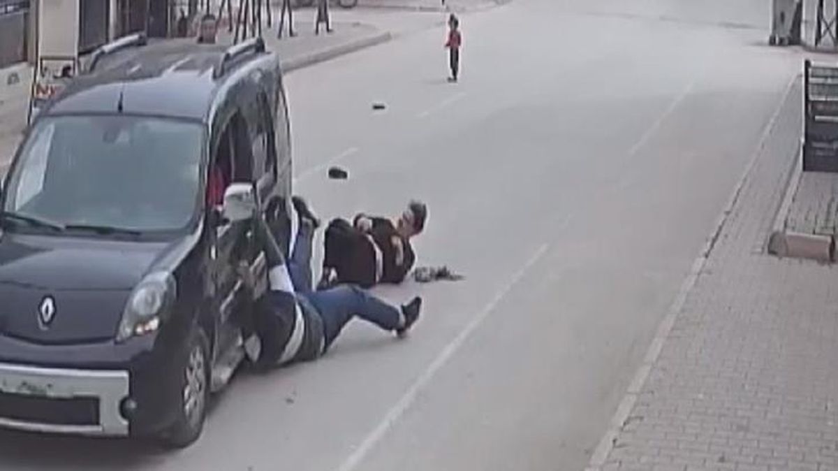 2 bin liralık telefon için 1'i çocuk 3 kişiyi yerde sürükledi! O anlar kamerada