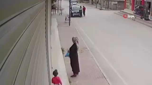 Kapkaççı dehşeti... Kapkaççının 2 kişiyi metrelerce sürüklediği anlar kamerada Kapkaççı dehşeti... Kapkaççının 2 kişiyi metrelerce sürüklediği anlar kamerada
