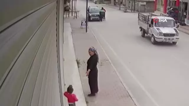 Kapkaççı dehşeti... Kapkaççının 2 kişiyi metrelerce sürüklediği anlar kamerada Kapkaççı dehşeti... Kapkaççının 2 kişiyi metrelerce sürüklediği anlar kamerada
