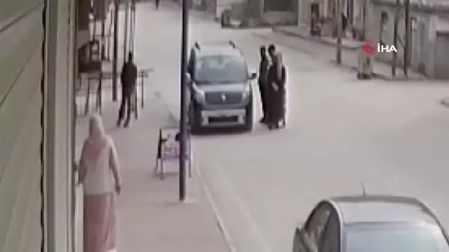 Kapkaççı dehşeti... Kapkaççının 2 kişiyi metrelerce sürüklediği anlar kamerada Kapkaççı dehşeti... Kapkaççının 2 kişiyi metrelerce sürüklediği anlar kamerada