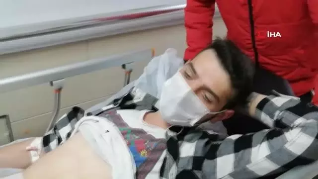 Karnından bıçaklandı, sedyede şarkı söyledi Karnından bıçaklandı, sedyede şarkı söyledi