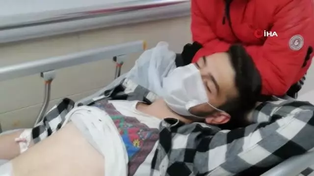 Karnından bıçaklandı, sedyede şarkı söyledi Karnından bıçaklandı, sedyede şarkı söyledi