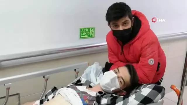 Karnından bıçaklandı, sedyede şarkı söyledi Karnından bıçaklandı, sedyede şarkı söyledi