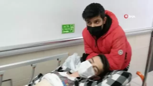 Karnından bıçaklandı, sedyede şarkı söyledi Karnından bıçaklandı, sedyede şarkı söyledi