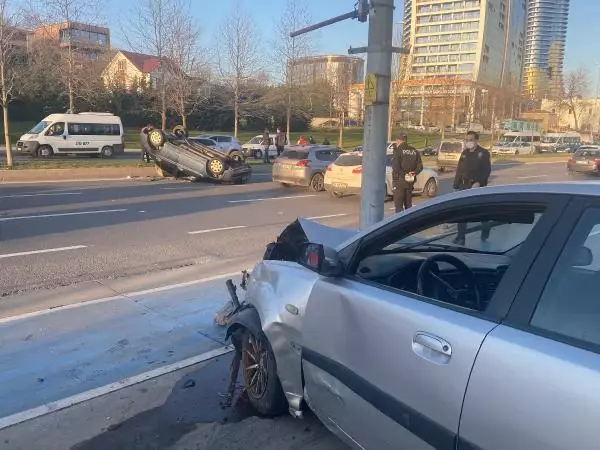 KARTAL'DA PARK EDİLİRKEN ARKADAN GELEN ARACIN ÇARPIĞI OTOMOBİL TAKLA ATTI KARTAL'DA PARK EDİLİRKEN ARKADAN GELEN ARACIN ÇARPIĞI OTOMOBİL TAKLA ATTI