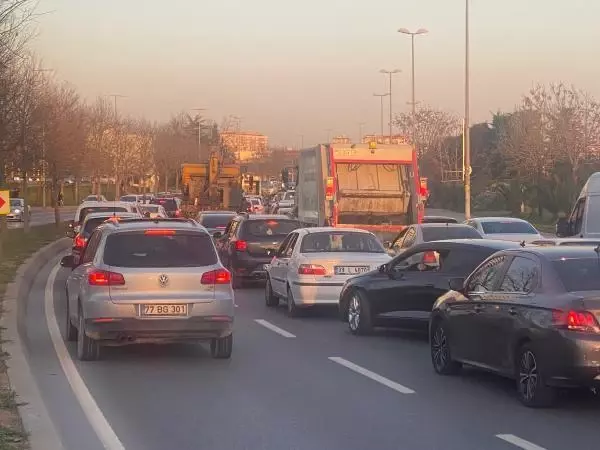 KARTAL'DA PARK EDİLİRKEN ARKADAN GELEN ARACIN ÇARPIĞI OTOMOBİL TAKLA ATTI KARTAL'DA PARK EDİLİRKEN ARKADAN GELEN ARACIN ÇARPIĞI OTOMOBİL TAKLA ATTI