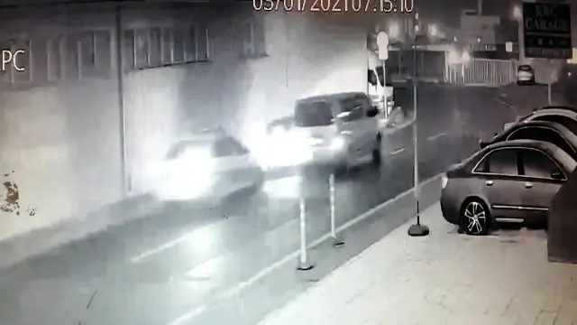 Son dakika haberi: Film sahnelerini aratmayan kaçış kamerada... Seyir halindeki araca çarpıp, polis ekiplerini durdurdular Son dakika haberi: Film sahnelerini aratmayan kaçış kamerada... Seyir halindeki araca çarpıp, polis ekiplerini durdurdular
