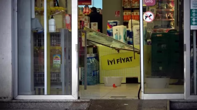 Son dakika haberi: Film sahnelerini aratmayan kaçış kamerada... Seyir halindeki araca çarpıp, polis ekiplerini durdurdular Son dakika haberi: Film sahnelerini aratmayan kaçış kamerada... Seyir halindeki araca çarpıp, polis ekiplerini durdurdular