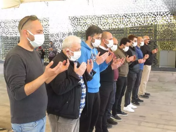 KARTAL'DA SİLAHLI SALDIRIDA ÖLDÜRÜLEN HALUK ONAT SON YOLCULUĞUNA UĞURLANDI KARTAL'DA SİLAHLI SALDIRIDA ÖLDÜRÜLEN HALUK ONAT SON YOLCULUĞUNA UĞURLANDI