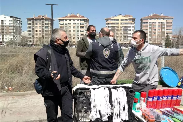 Zabıta ile pazar esnafı arasında gerginlik...Zabıtanın üzerine yürüdü Zabıta ile pazar esnafı arasında gerginlik...Zabıtanın üzerine yürüdü