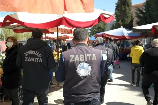 Zabıta ile pazar esnafı arasında gerginlik...Zabıtanın üzerine yürüdü Zabıta ile pazar esnafı arasında gerginlik...Zabıtanın üzerine yürüdü