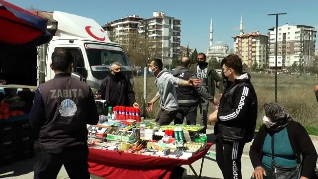Zabıta ile pazar esnafı arasında gerginlik...Zabıtanın üzerine yürüdü Zabıta ile pazar esnafı arasında gerginlik...Zabıtanın üzerine yürüdü