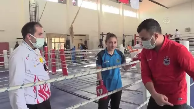 KASTAMONU - Milli boksör Gamze Soğuksu, Dünya Şampiyonası'ndan altın madalyayla dönmek istiyor KASTAMONU - Milli boksör Gamze Soğuksu, Dünya Şampiyonası'ndan altın madalyayla dönmek istiyor