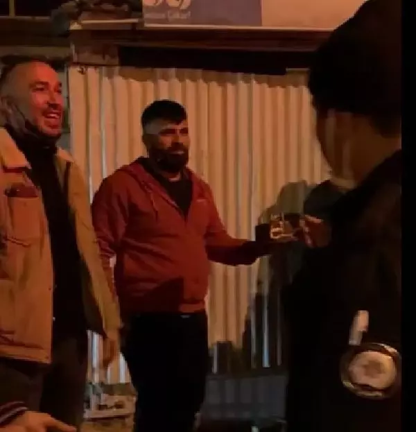 'Kavga' ihbarına gelen polislere pasta sürprizi 'Kavga' ihbarına gelen polislere pasta sürprizi