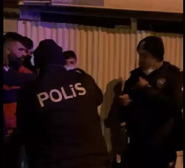 'Kavga' ihbarına gelen polislere pasta sürprizi 'Kavga' ihbarına gelen polislere pasta sürprizi