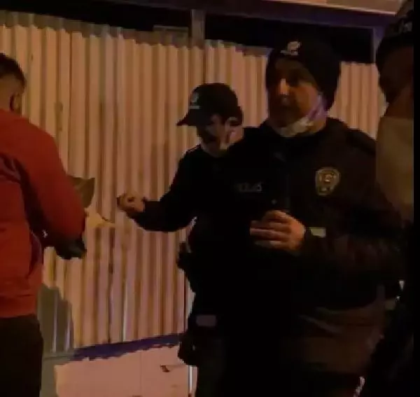 'Kavga' ihbarına gelen polislere pasta sürprizi 'Kavga' ihbarına gelen polislere pasta sürprizi