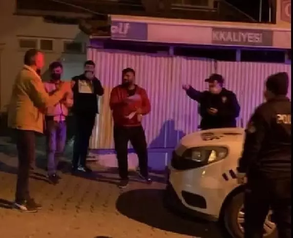 'Kavga' ihbarına gelen polislere pasta sürprizi 'Kavga' ihbarına gelen polislere pasta sürprizi