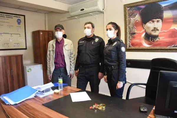Son dakika haber... KAYBETTİĞİ 27 BİN LİRALIK ALTINLARINI, POLİS EKİPLERİ BULDU Son dakika haber... KAYBETTİĞİ 27 BİN LİRALIK ALTINLARINI, POLİS EKİPLERİ BULDU