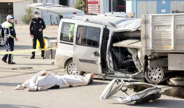 KAYSERİ'DE, DEMİR YÜKLÜ KAMYONETE ÇARPAN HAFİF TİCARİ ARAÇTAKİ 2 KİŞİ ÖLDÜ KAYSERİ'DE, DEMİR YÜKLÜ KAMYONETE ÇARPAN HAFİF TİCARİ ARAÇTAKİ 2 KİŞİ ÖLDÜ