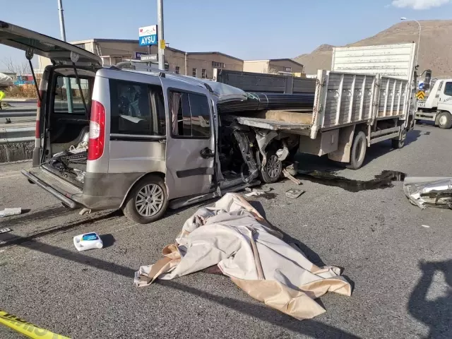 Kayseri'de feci kaza: 2 ölü 1 yaralı Kayseri'de feci kaza: 2 ölü 1 yaralı
