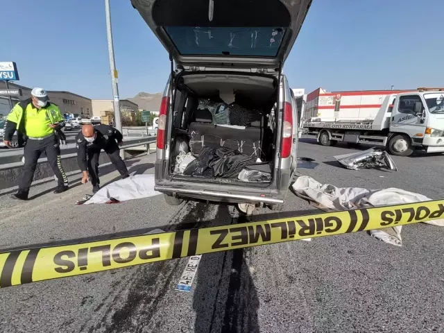 Kayseri'de feci kaza: 2 ölü 1 yaralı Kayseri'de feci kaza: 2 ölü 1 yaralı
