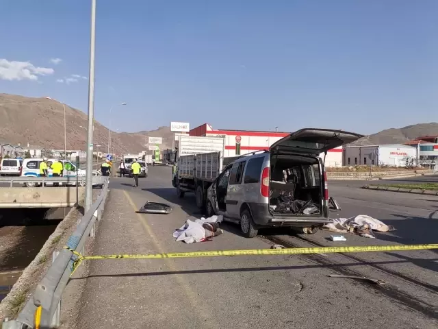 Kayseri'de feci kaza: 2 ölü 1 yaralı Kayseri'de feci kaza: 2 ölü 1 yaralı