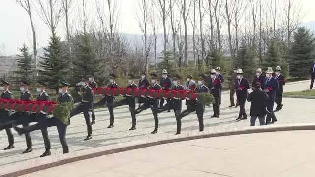 Kırgızistan'da '7 Nisan Halk Devrimi' kurbanları anıldı Kırgızistan'da '7 Nisan Halk Devrimi' kurbanları anıldı