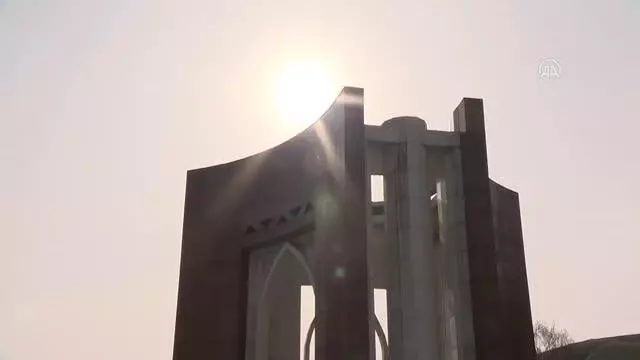 Kırgızistan'da '7 Nisan Halk Devrimi' kurbanları anıldı Kırgızistan'da '7 Nisan Halk Devrimi' kurbanları anıldı
