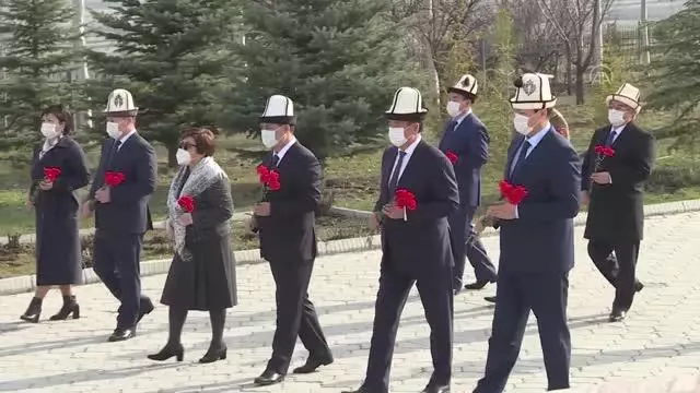 Kırgızistan'da '7 Nisan Halk Devrimi' kurbanları anıldı Kırgızistan'da '7 Nisan Halk Devrimi' kurbanları anıldı