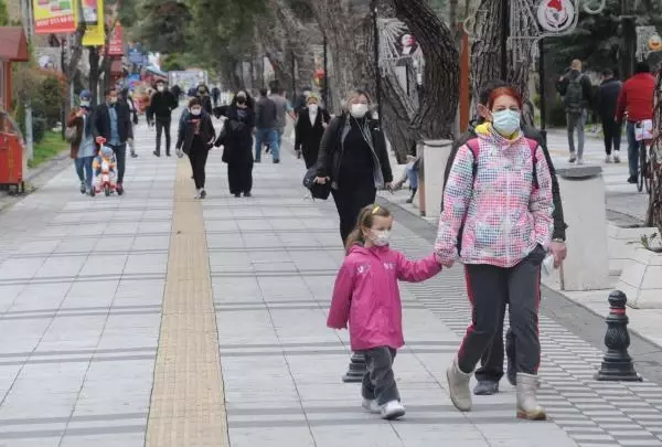 Kırklareli'de valilikten 'kalabalık ortamda bulunmayın' uyarısı Kırklareli'de valilikten 'kalabalık ortamda bulunmayın' uyarısı