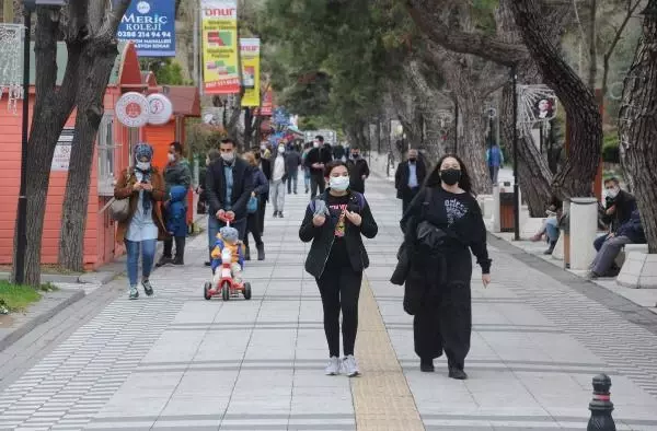Kırklareli'de valilikten 'kalabalık ortamda bulunmayın' uyarısı Kırklareli'de valilikten 'kalabalık ortamda bulunmayın' uyarısı