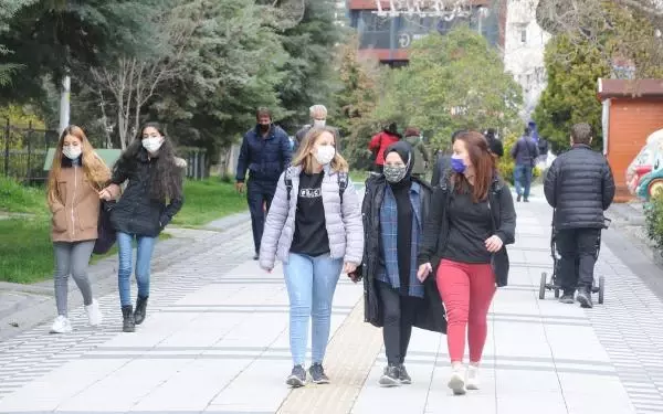 Kırklareli'de valilikten 'kalabalık ortamda bulunmayın' uyarısı Kırklareli'de valilikten 'kalabalık ortamda bulunmayın' uyarısı