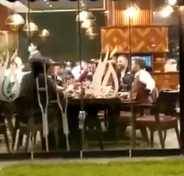 Kısıtlamaya rağmen açık restoranda yemeğe 51 bin lira ceza Kısıtlamaya rağmen açık restoranda yemeğe 51 bin lira ceza